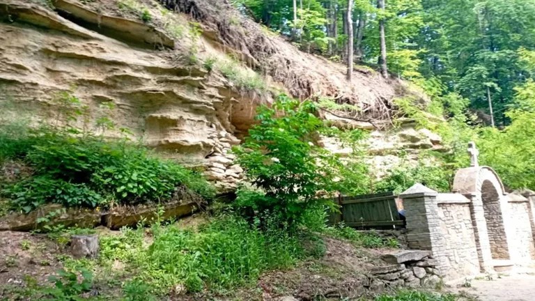 locul-straniu-din-romania-unde-au-loc-fenomene-spirituale-bizare5642050862334531323