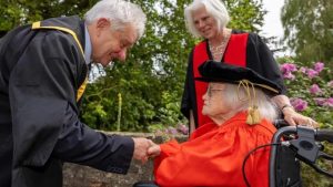 rosemary-fowler-primeste-un-doctorat-onorific-800x4805926174709107647279