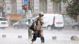 Meteorolog-militar-despre-ciclonul-care-va-lovi-Romania-Nu-am-vazut-niciodata-atata-apa-in-atmosfera.-Sunt-asteptate-cantitati-de-100-litri-pe-metru-patrat-1024x683