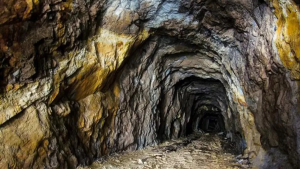 mina de uraniu abandonata