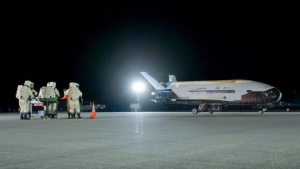 x 37b avion spatial