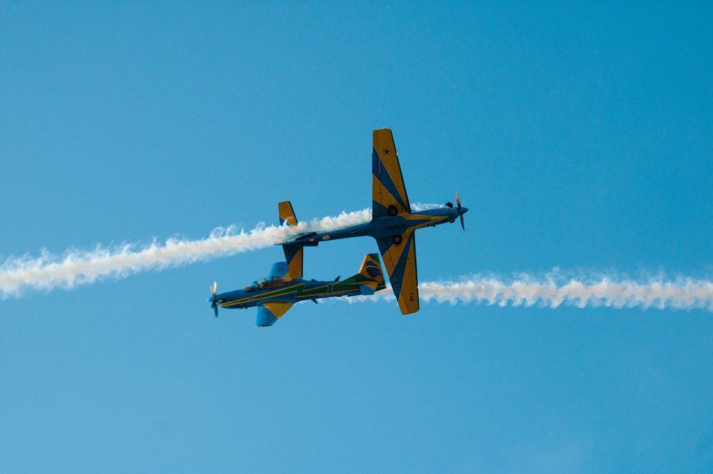 planes and their contrails in the sky