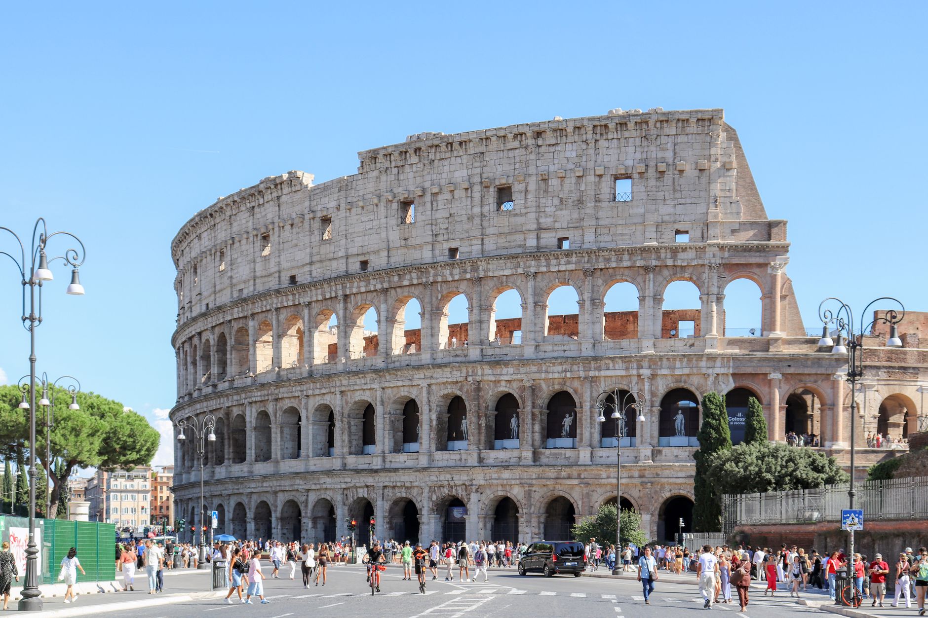 iconic view of the ancient roman colosseum